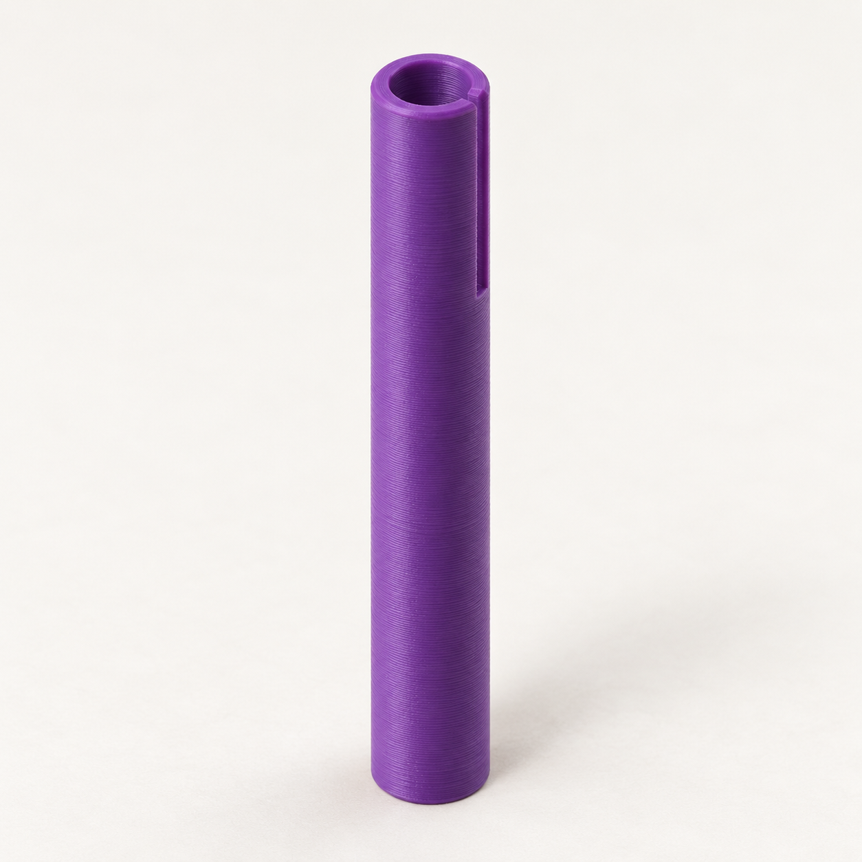 Extensor de lápiz con alojamiento ciego ranurado – violeta. Visualización de IA de las medidas predeterminadas.