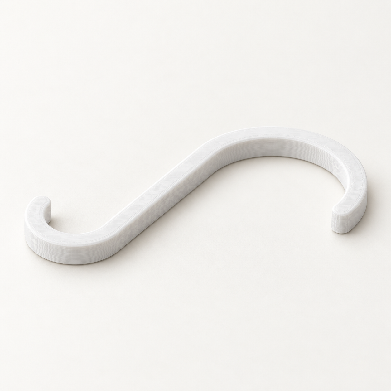 Crochet en S pour rideau de douche sur mesure – blanc. Visualisation IA des dimensions par défaut.