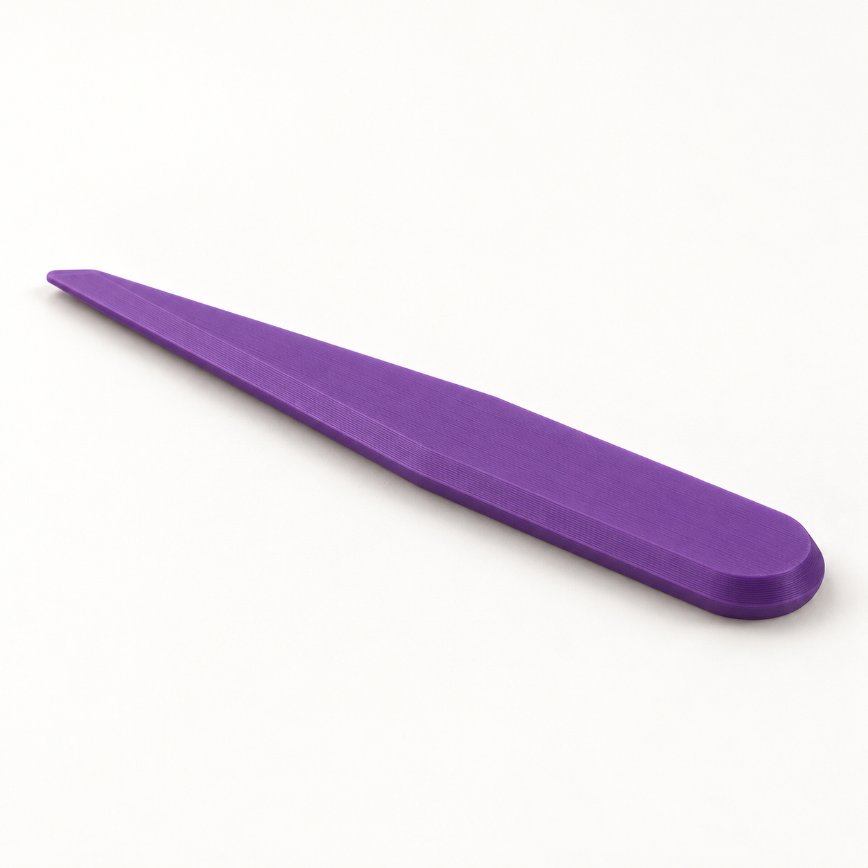 Plioir à papier à dessous plat sur mesure – violet. Visualisation IA des dimensions par défaut.