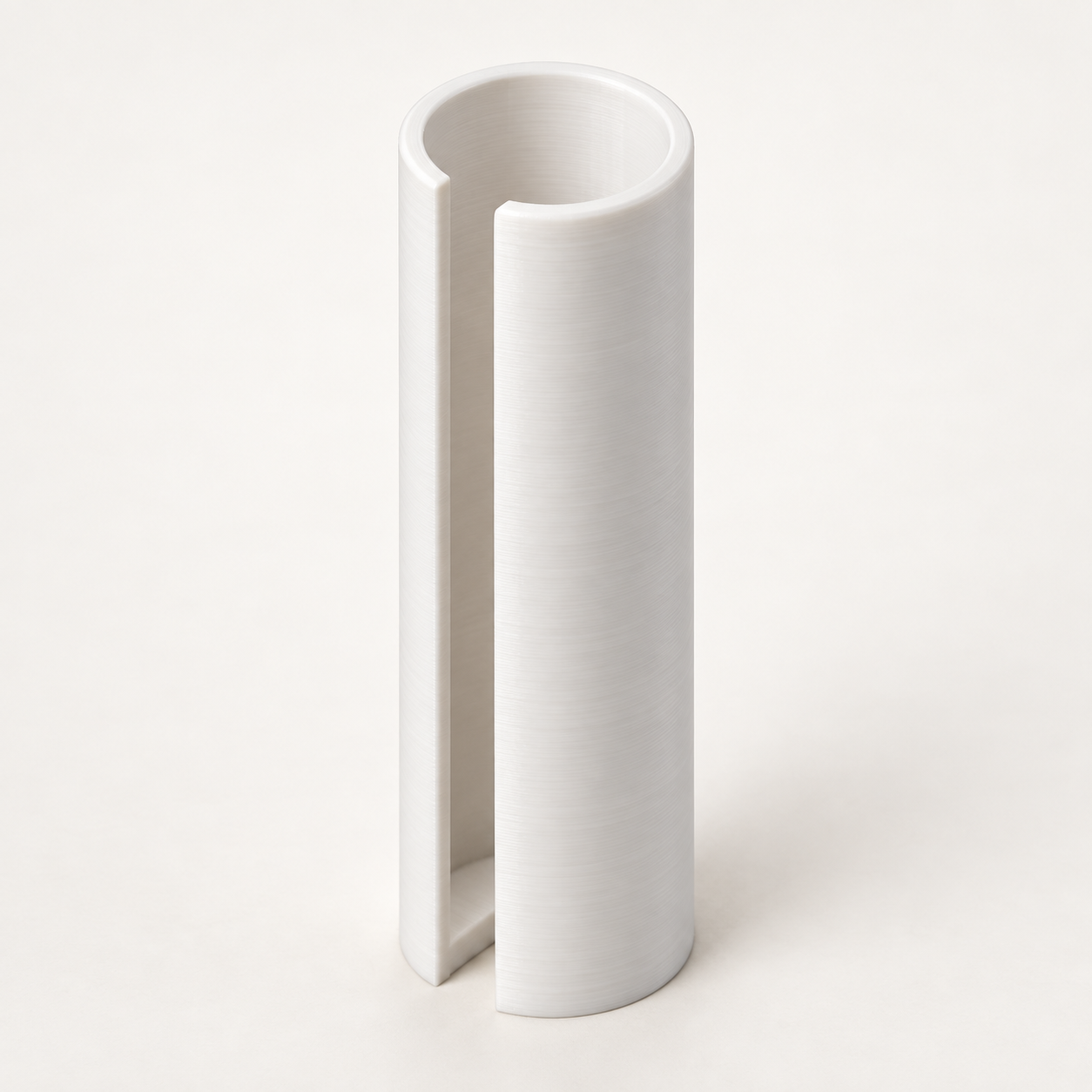Cache décoratif de paumelle de fenêtre à fente arrière – blanc. Visualisation IA des dimensions par défaut.