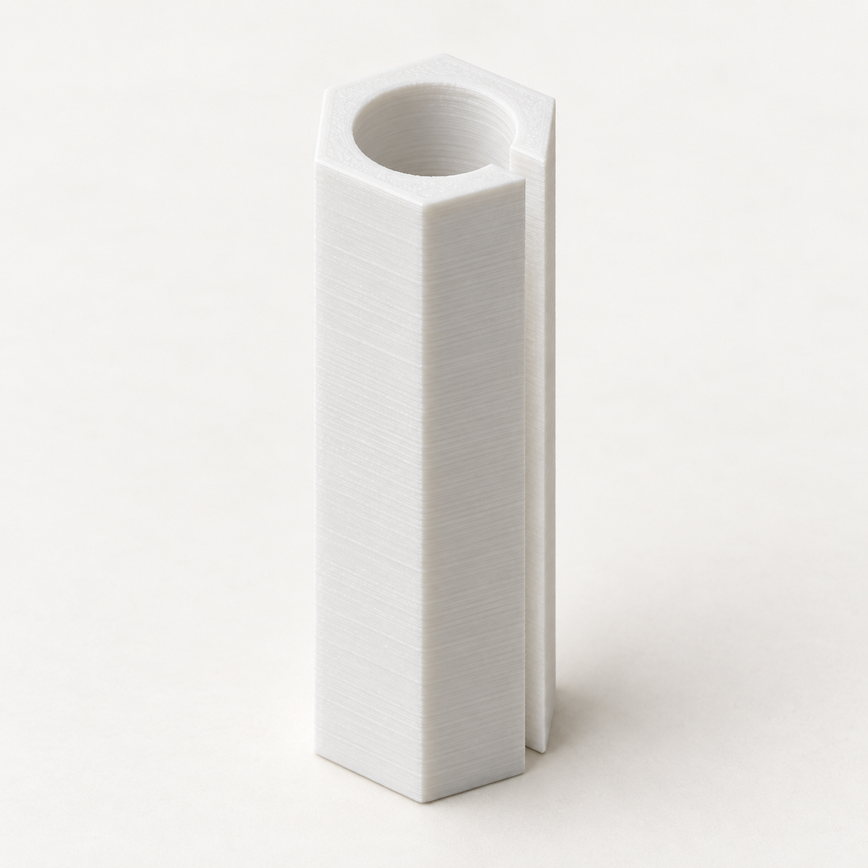 Manchon TPU fendu pour craie sur mesure – blanc. Visualisation IA des dimensions par défaut.