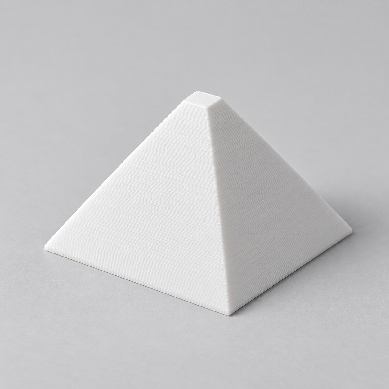 Pyramide de peinture sur mesure à sommet plat – blanc. Visualisation IA des dimensions par défaut.