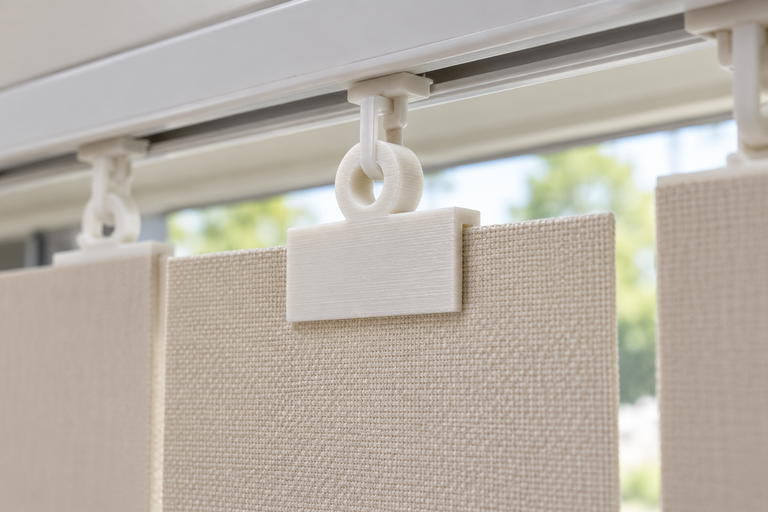 Custom vertical blind vane repair clip with hanging eye