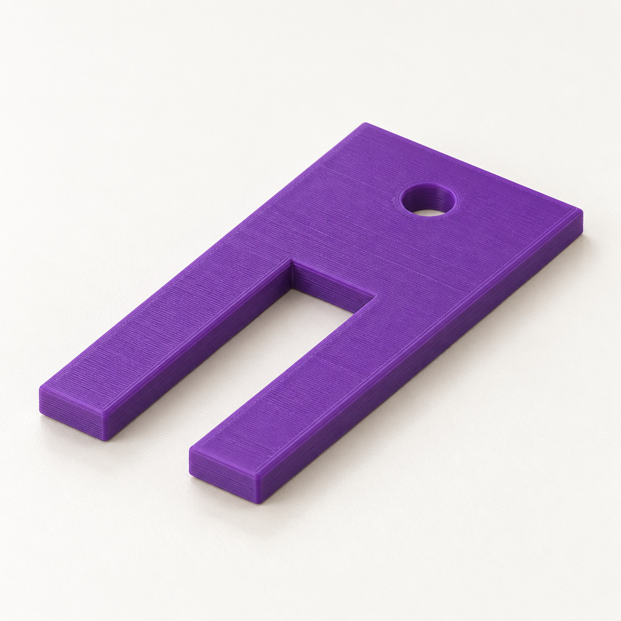 Plaque de compensation à fourche pour pied presseur sur mesure – violet. Visualisation IA des dimensions par défaut.