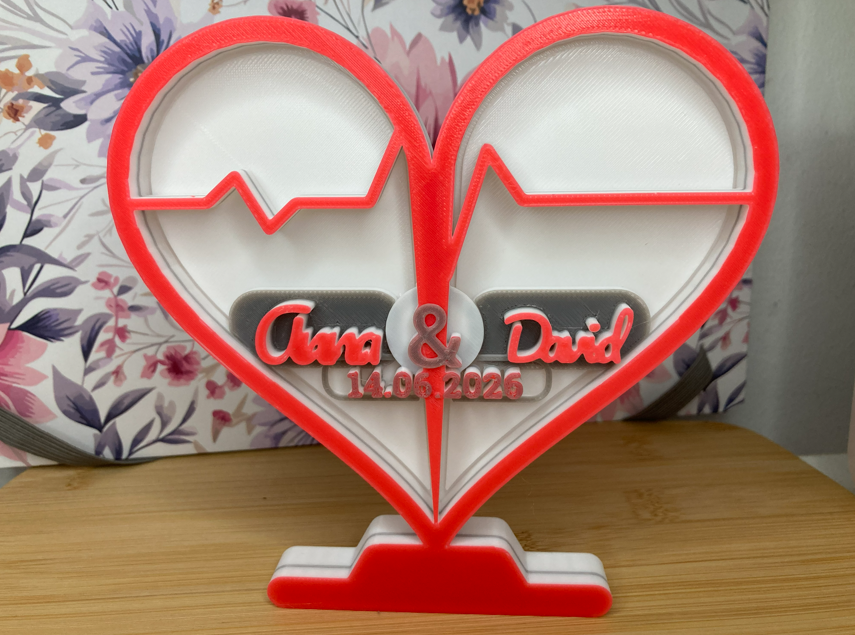 Corazón personalizado con línea ECG, nombres y fecha
