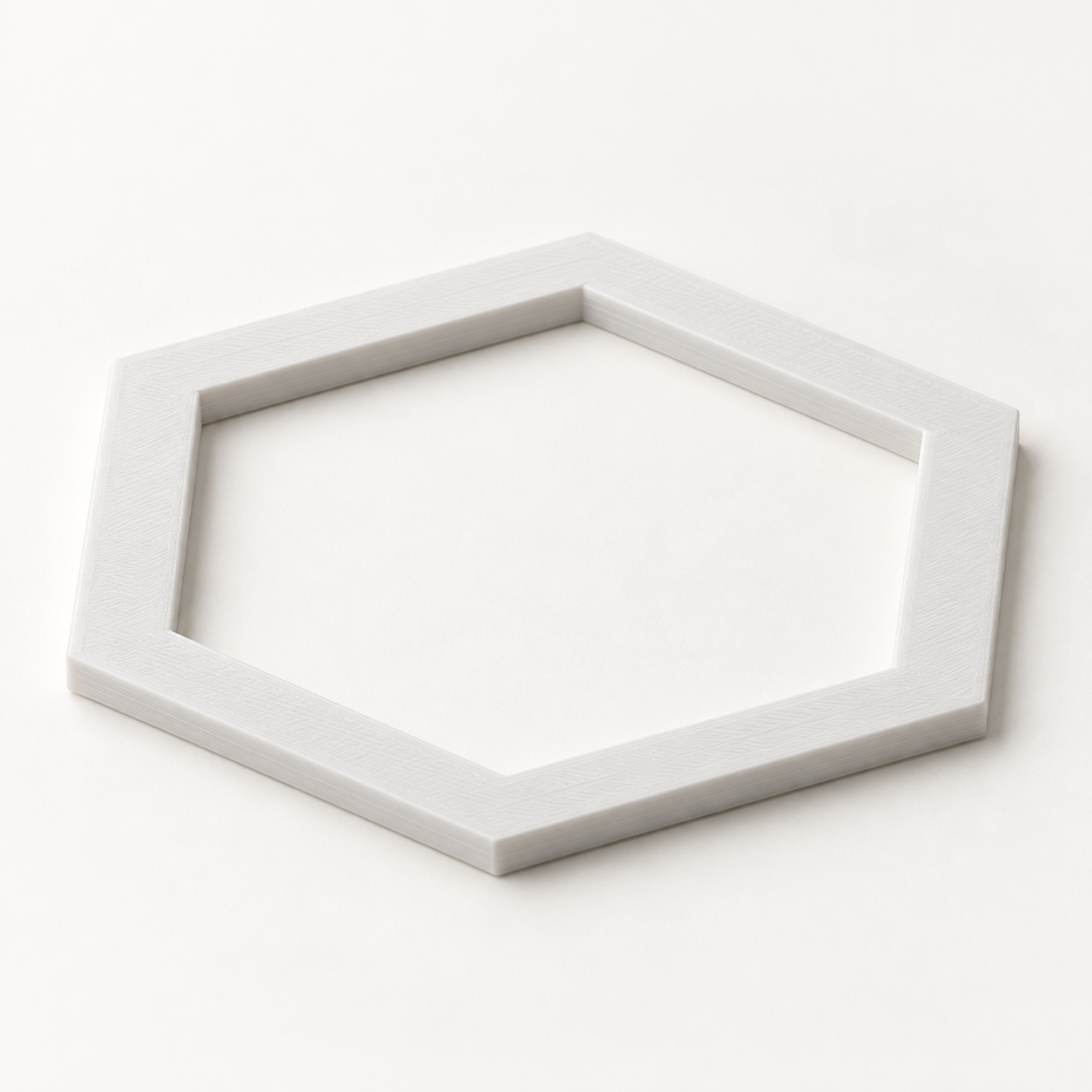 Gabarit hexagonal de patchwork avec marge sur mesure – blanc. Visualisation IA des dimensions par défaut.