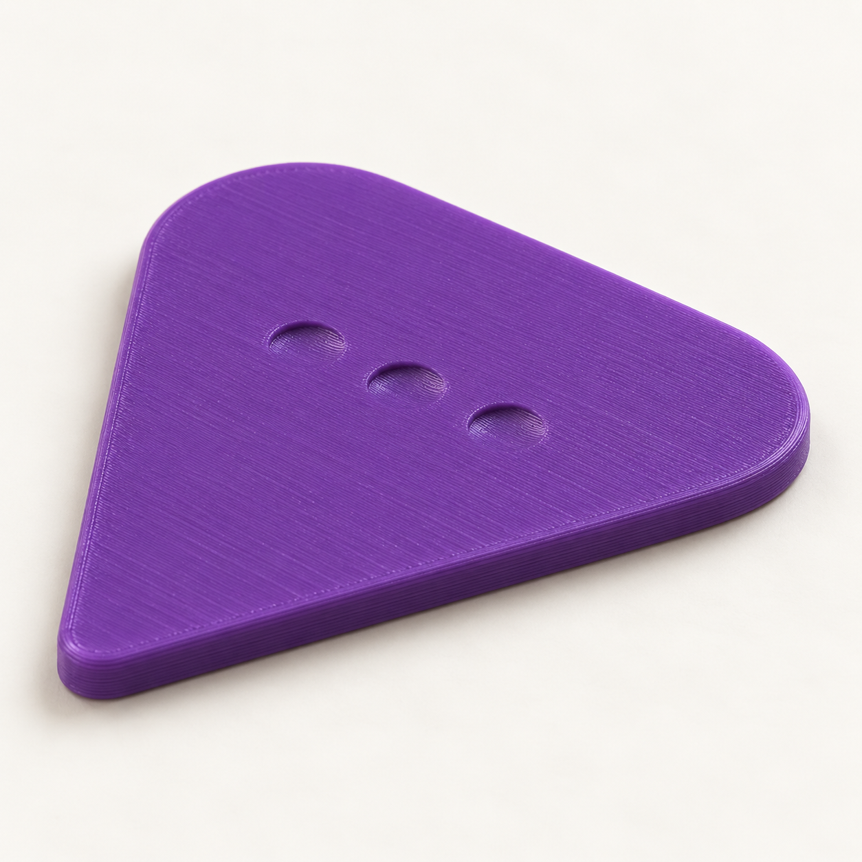 Médiator triangulaire arrondi à trois creux de prise – violet. Visualisation IA des dimensions par défaut.
