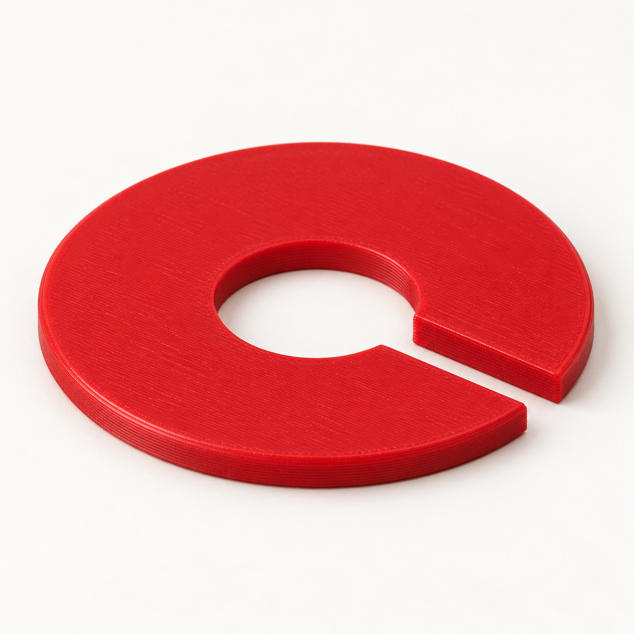Anneau ouvert à pompons de taille personnalisée – rouge. Visualisation IA des dimensions par défaut.