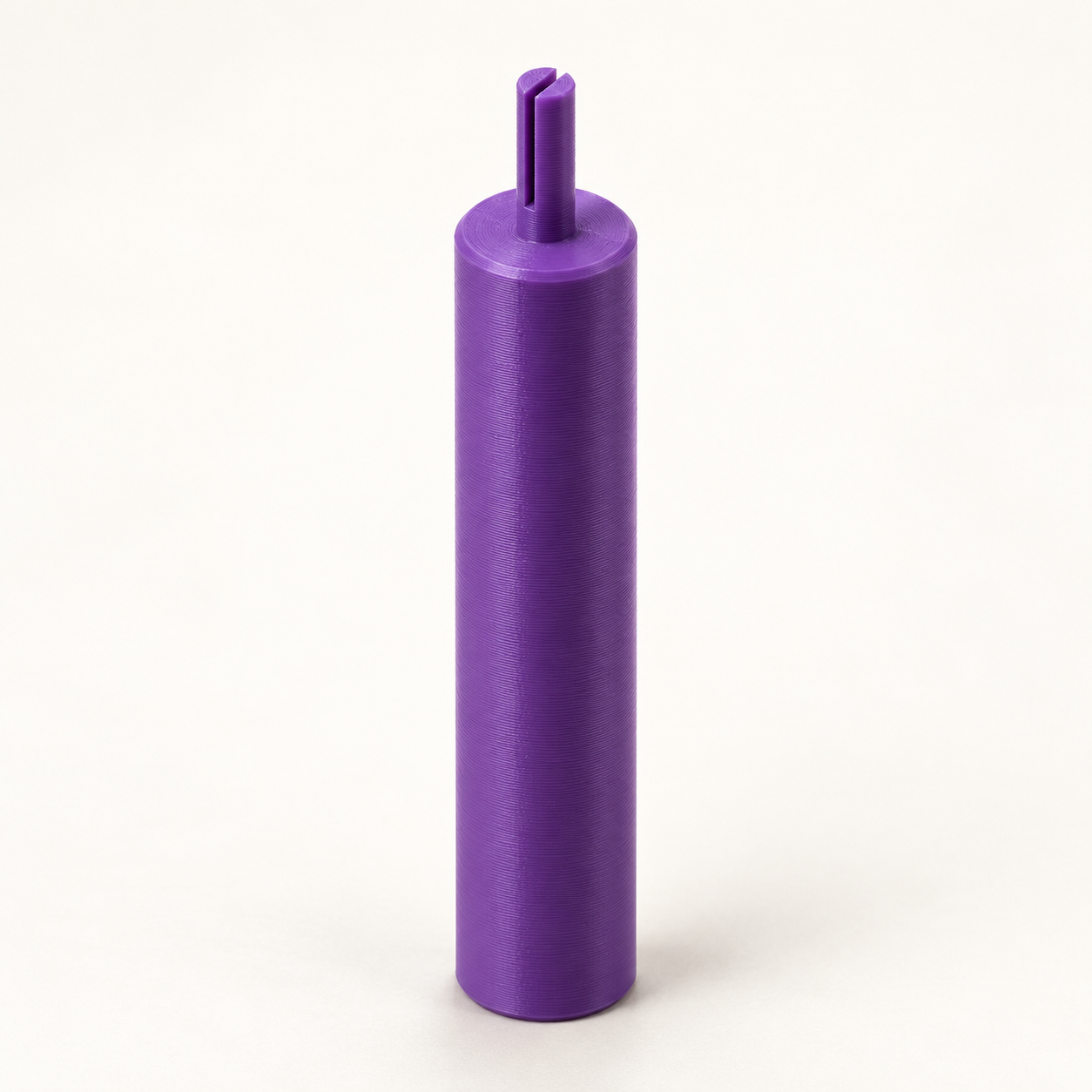 Outil de quilling à pointe plastique large fendue – violet. Visualisation IA des dimensions par défaut.