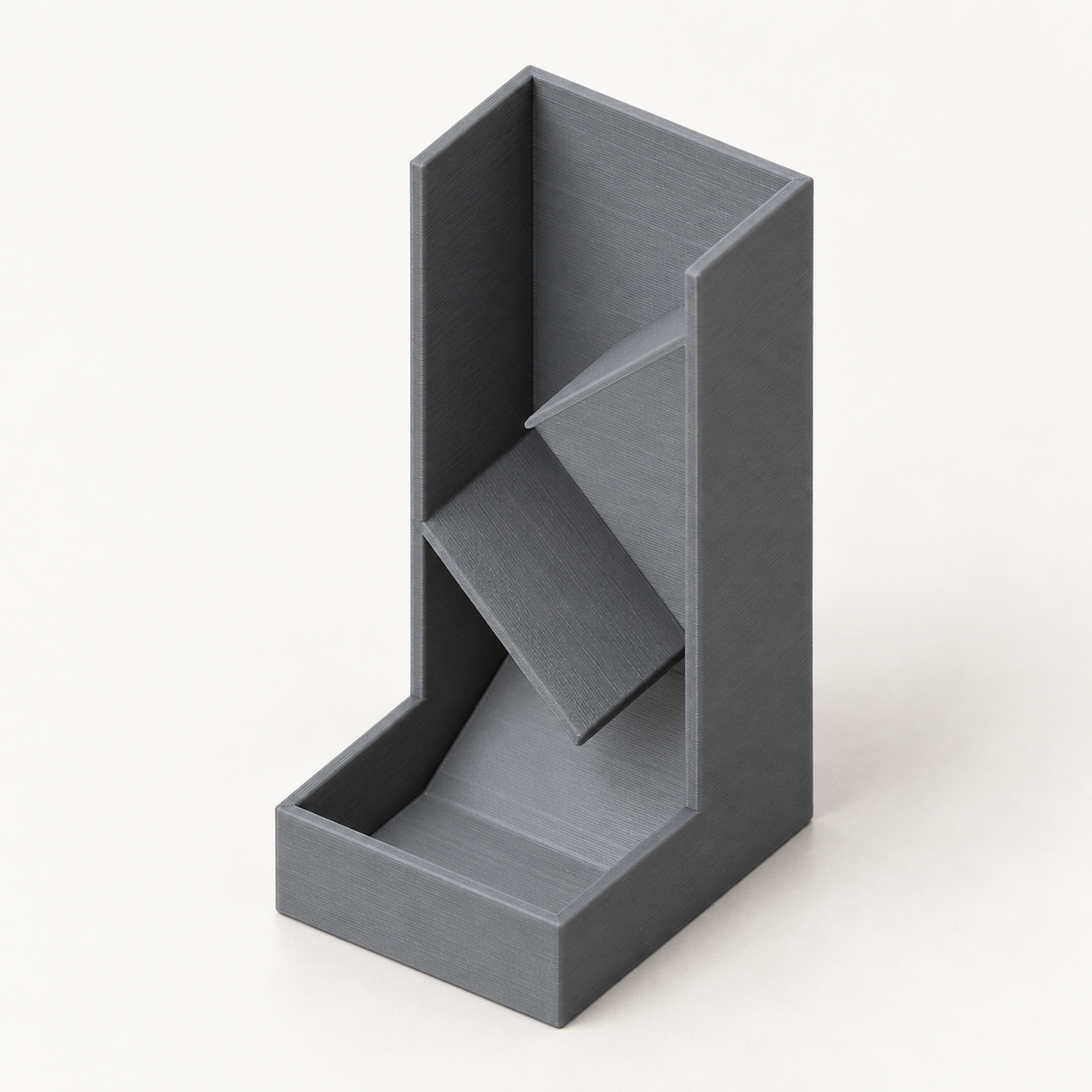 Tour à dés ouverte à deux rampes sur mesure – gris. Visualisation IA des dimensions par défaut.