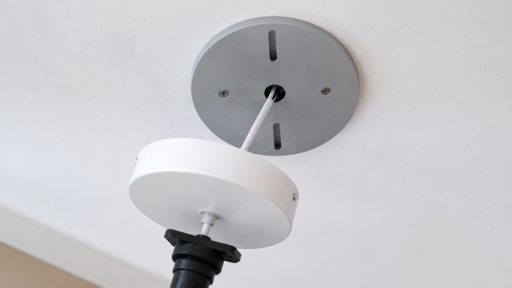 ¿Los agujeros de la nueva lámpara de techo no coinciden? Solución con una placa adaptadora a medida