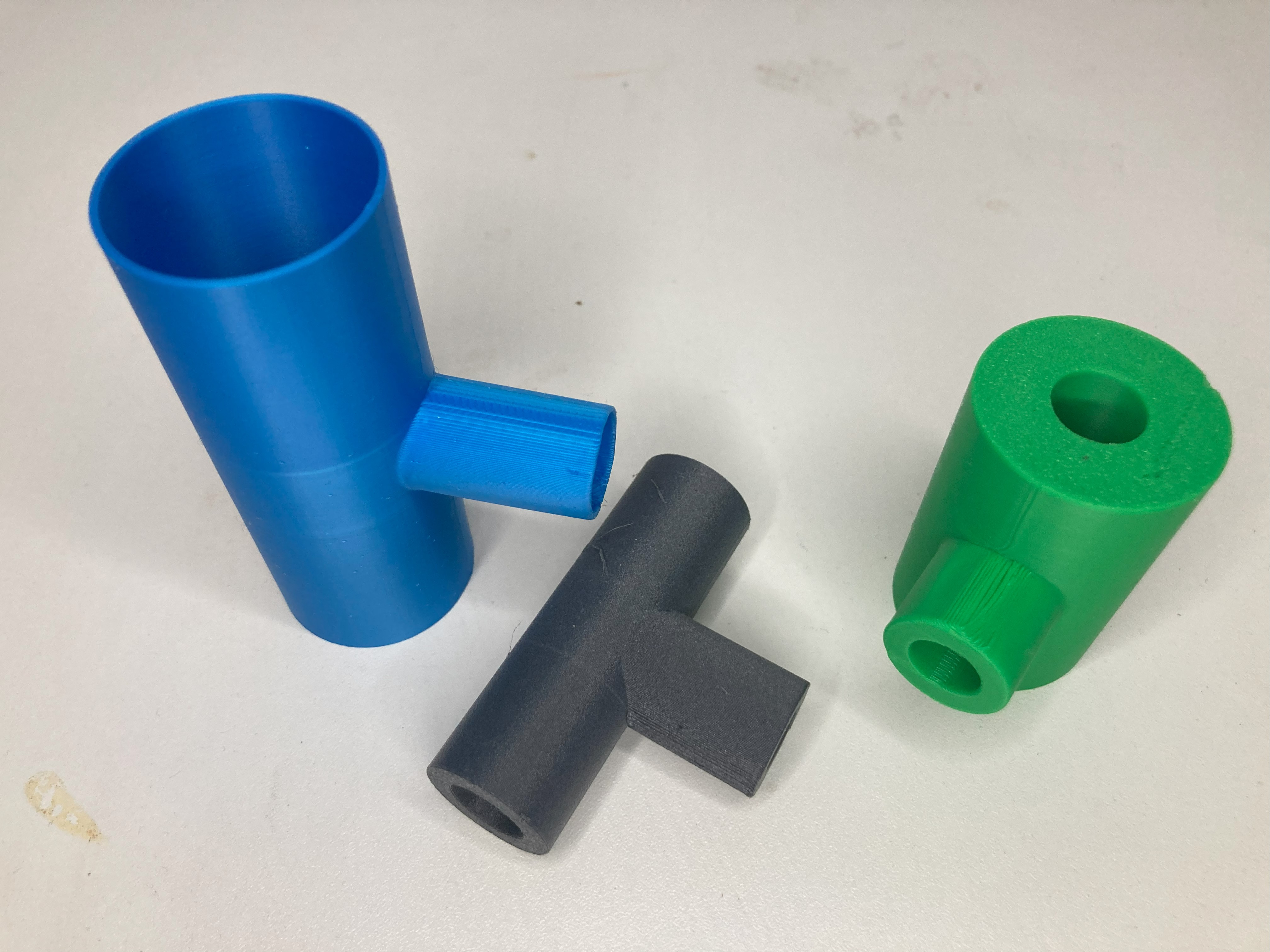 3D-printedes T-Stück – Detail der Innenbohrung and Verbinyoungsstelle
