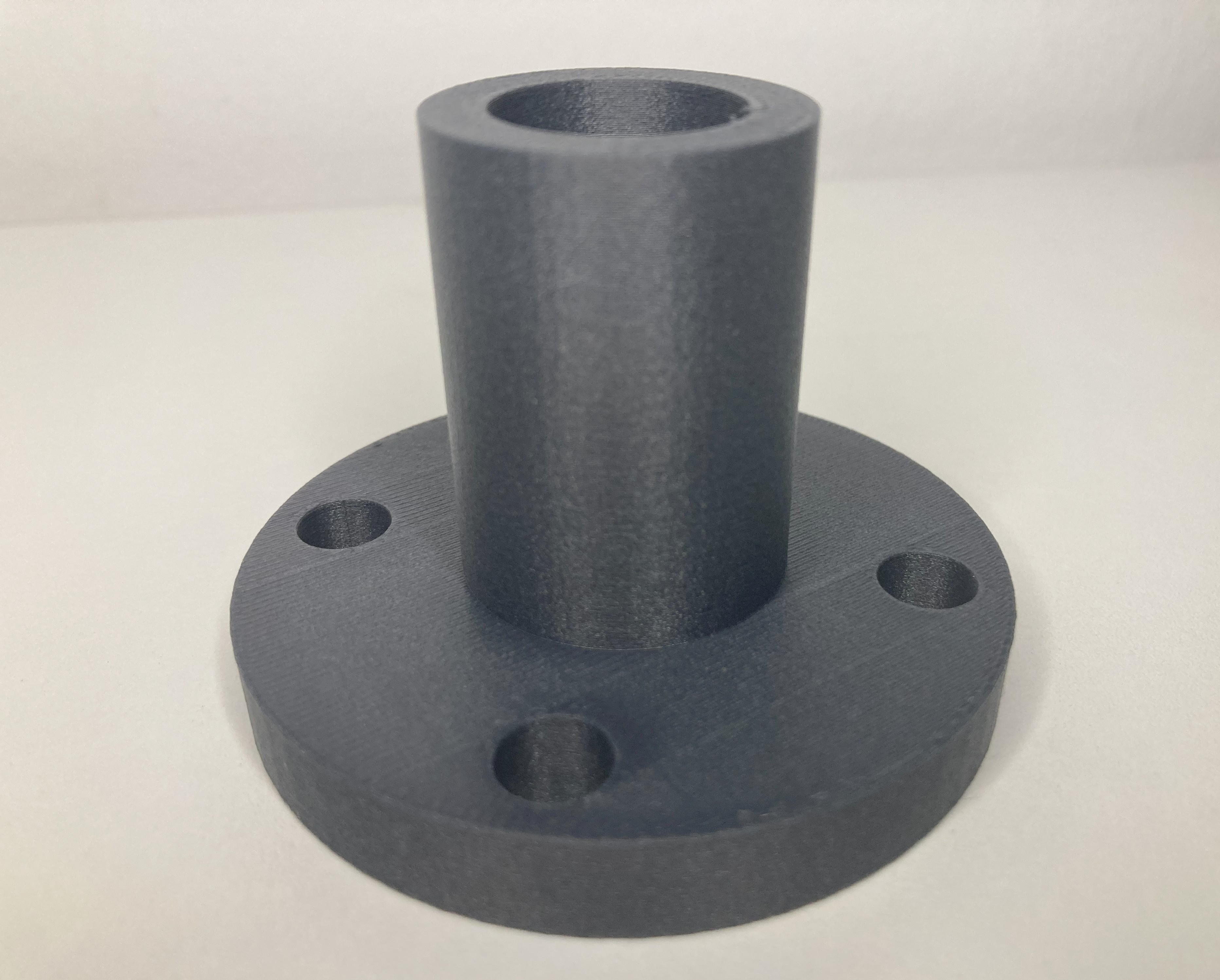 Montage eines 3D-printeden Flansches with Dichtung and Schrauben
